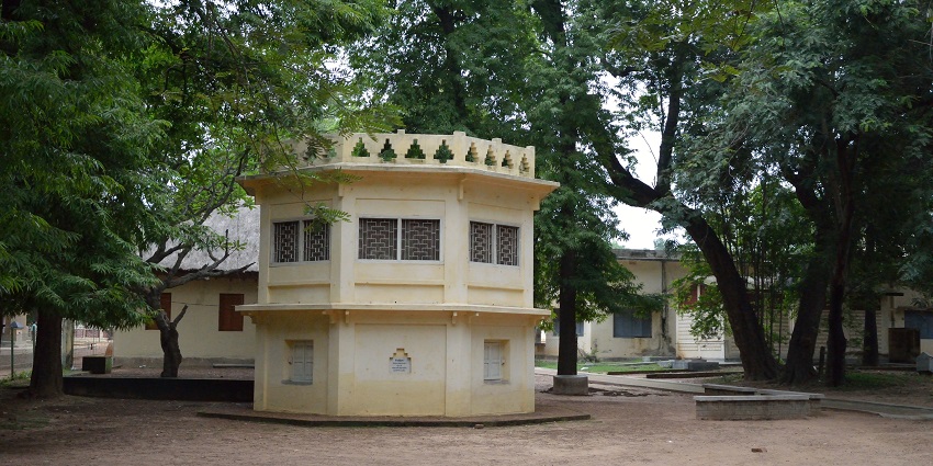 Visit Tagore's Ashram in West Bengal and admire the era of Rabindranath Tagore.