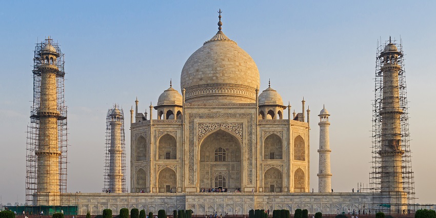 A wide-angle view of the Taj Mahal complex, a popular tourist attraction near the Jama Mosque.