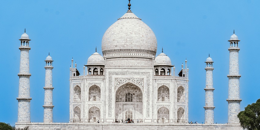 A clear picture of the iconic Taj Mahal, one of the seven wonders of the world.