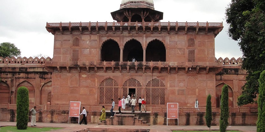 Taj Museum provides a glimpse into the history, one of the museums in Agra.