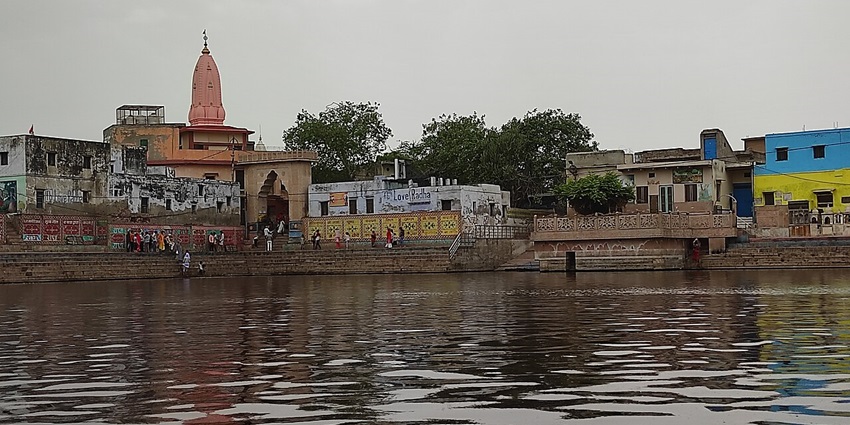 A picture of Radha Kund’s holy waters and offers some of the top things to do in Mathura
