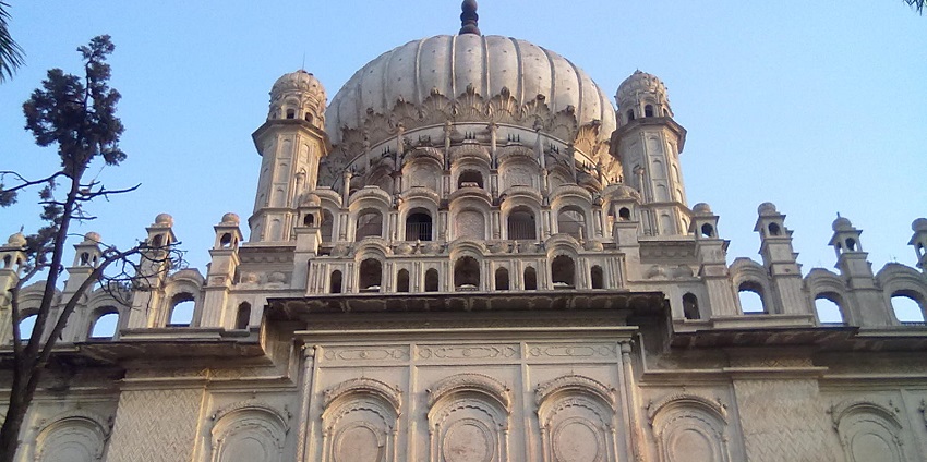 An image of Bahu Begum ka Maqbara that offers one of the top things to do in Ayodhya.