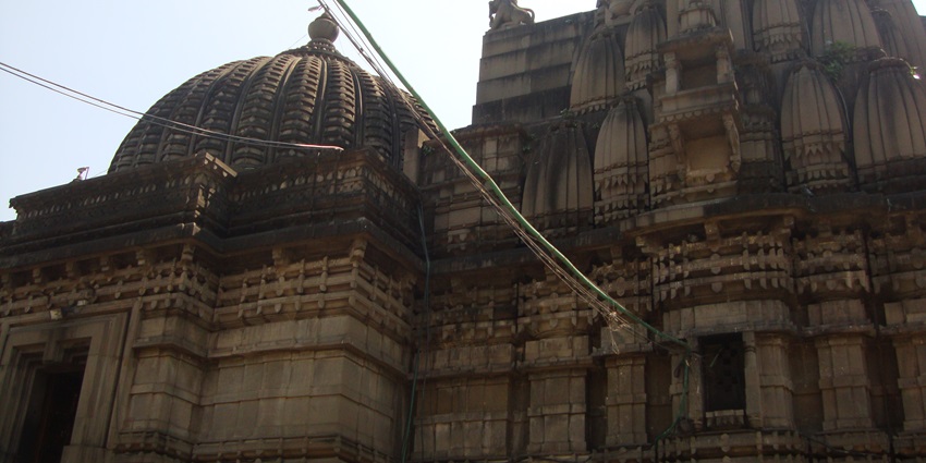 A panoramic snap of the temple and its majestic peak amidst the idyllic city of Nashik