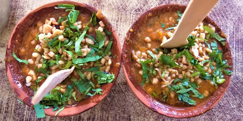 A mouth-watering plate of tamatar chaat, a part of the best food in Varanasi.