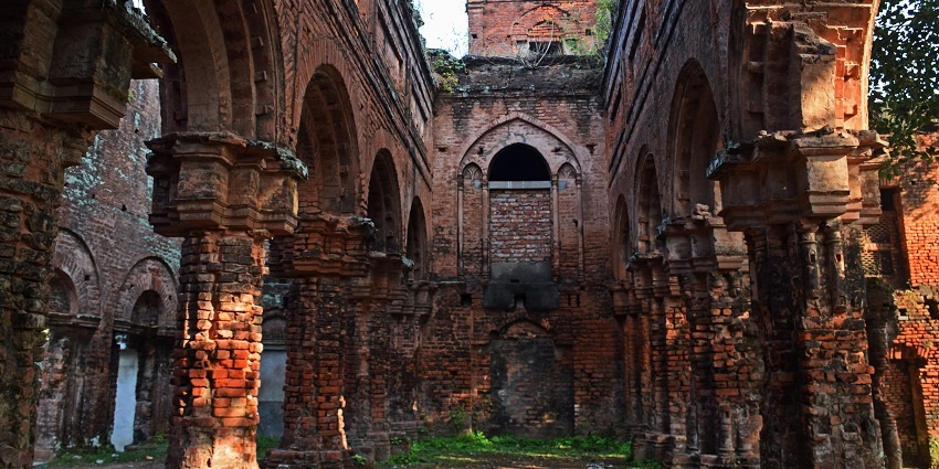 Ruins of the beautiful Tamluk Rajbari, an ancient place to visit for a historical experience.