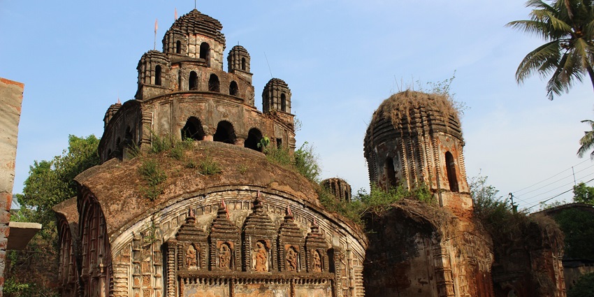 Tarakeswar Temple, a place to visit in Barrackpore, was constructed in the 18th century