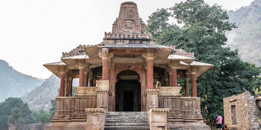 An image of Tarkulha Devi Temple, one of the best places to visit in Gorakhpur.