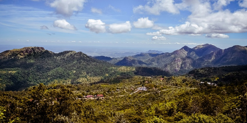 An astonishing view of Thandikudi featuring majestic mountains and lush greenery.