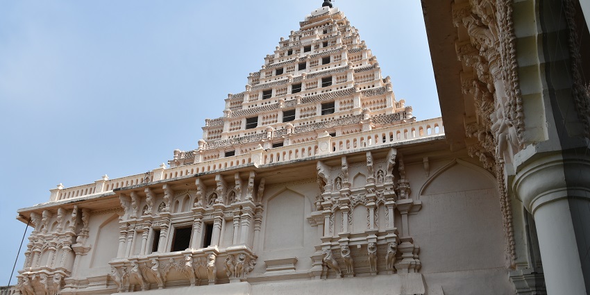 An Image of Thanjavur Royal Palace, one of the places near Thanjavur temple.