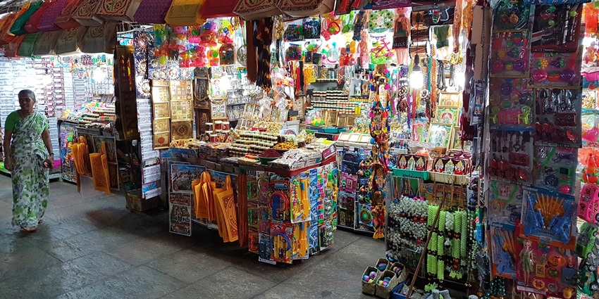 Theppakulam Night Market is one of the best places to visit in Madurai at night.