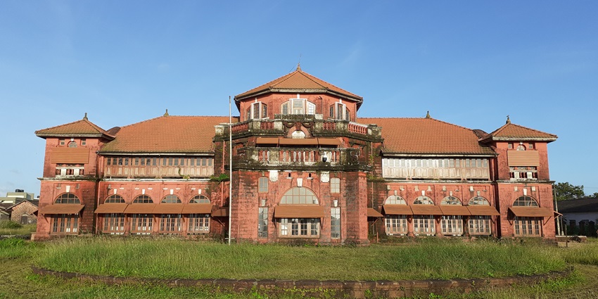 An image showing colonial architecture of Thibaw Palace, a famous place to visit near Jaigad Fort.