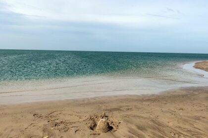 A picture of a clear Dhanushkodi beach site and the blue waters of the ocean