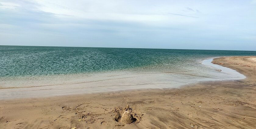 A picture of a clear Dhanushkodi beach site and the blue waters of the ocean