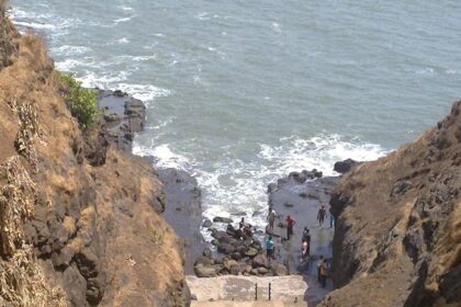 Things to do in Harihareshwar include visits to beaches and adventure for everyone.