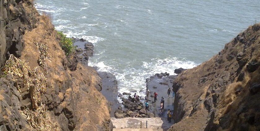 Things to do in Harihareshwar include visits to beaches and adventure for everyone.