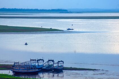 Visiting this iconic dam is one of the peaceful things to do in Mukutmanipur, West Bengal.