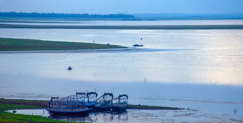 Visiting this iconic dam is one of the peaceful things to do in Mukutmanipur, West Bengal.