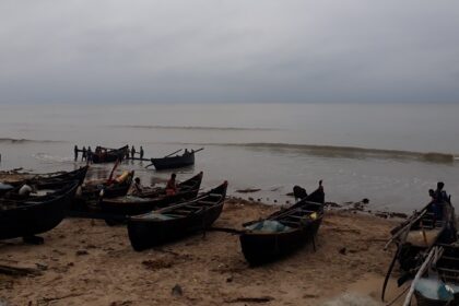 A picture of a beach in Digah with boats on shore side and a vast sea in the background