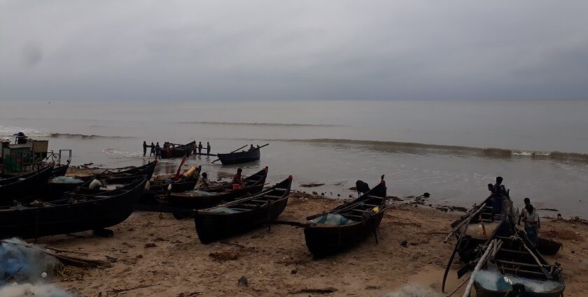 A picture of a beach in Digah with boats on shore side and a vast sea in the background