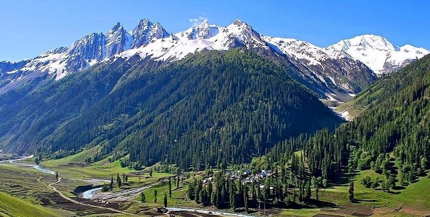 Exploring the high peaks amidst lush alpines is one of the best things to do in Sonmarg.