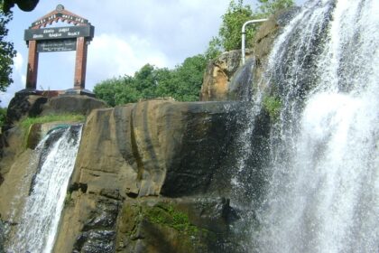 An image of the beautiful view of Thirparappu Waterfalls.