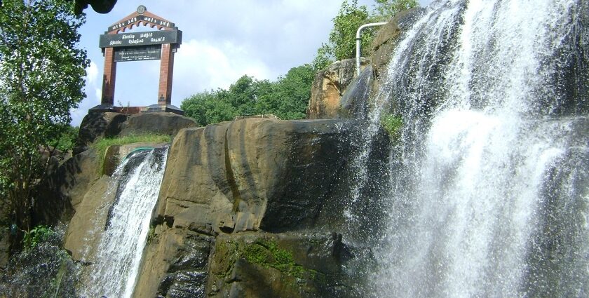 An image of the beautiful view of Thirparappu Waterfalls.