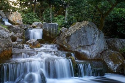 The amazing waterfall flowing through the rocks resembling Thirumoorthy Waterfalls.