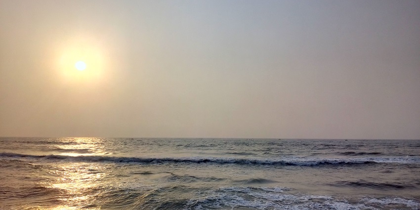 A glimpse of serene Thiruvanmiyur Beach offers vibrant marine life and clear visibility.
