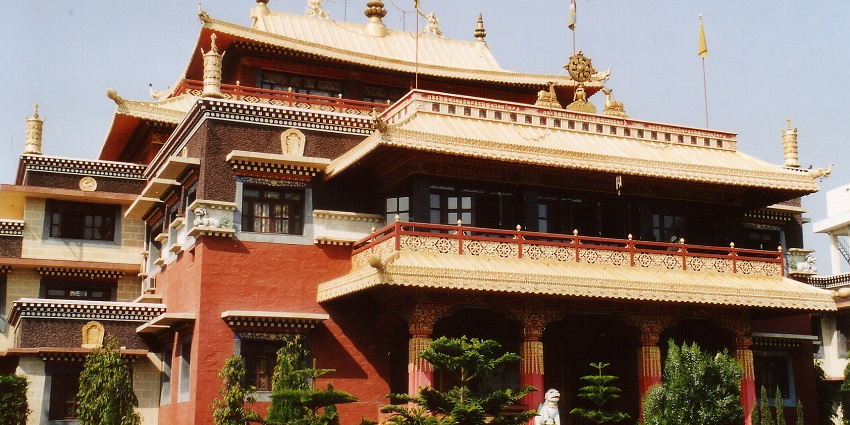 An image showing Sarnath Tibetan Temple, a popular destination near the zoo in Varanasi.