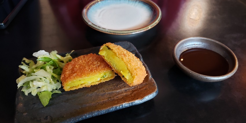 Aloo tikki is one of the most savoured evening snacks and one of the best foods in Meerut.