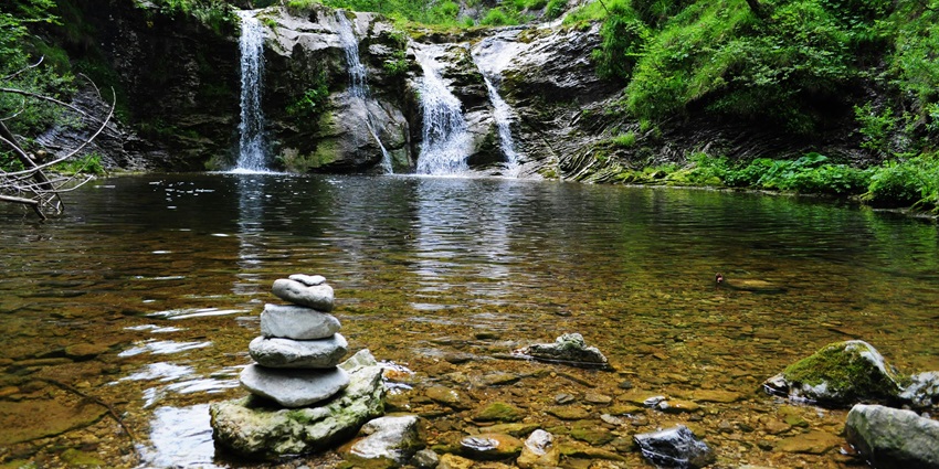 A beautiful waterfall similar to the Tiruparappu Falls, a tourist attraction in Nagercoil.
