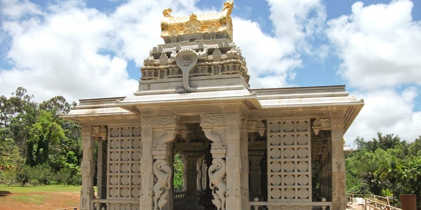 A picture of a scenic temple complex in Karaikudi with intricate designs