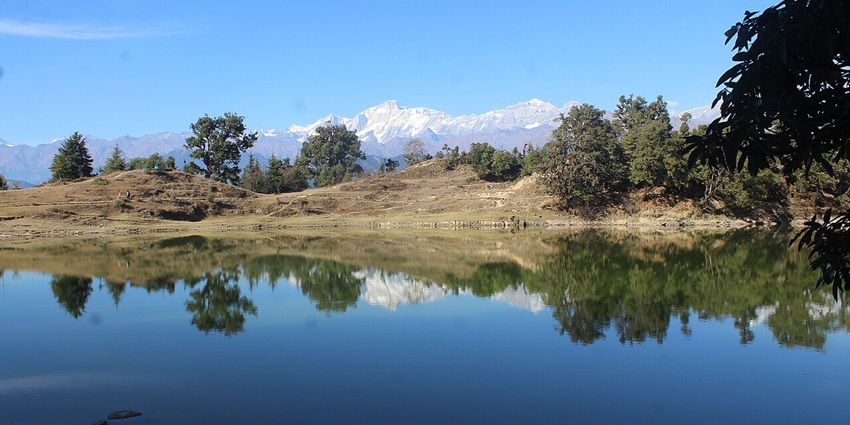 Panoramic view of the Deoria Tal, visiting this is one of the best things to do in Rudraprayag for nature lovers.