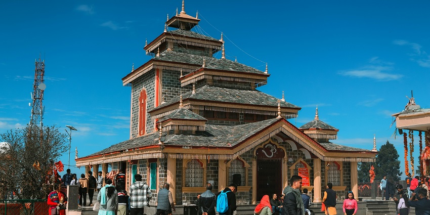 One of the best things to do in Dhanaulti in December is trekking to Surkanda Temple.