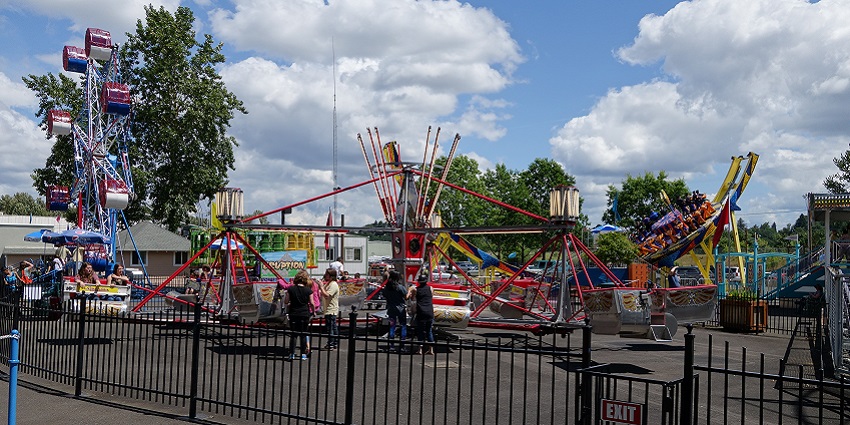 Fun rides for adults and children at Troika Park - one of the fun places to visit in Durgapur.