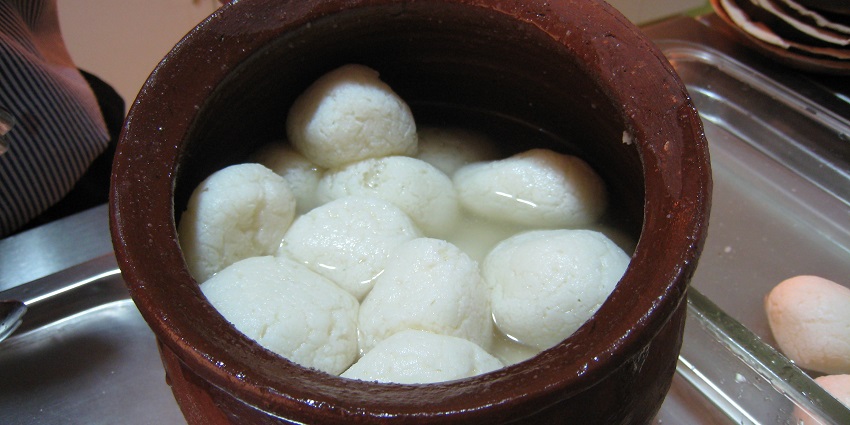 Trying out local cuisine is one of the interesting things to do in Bishnupur for tourists.