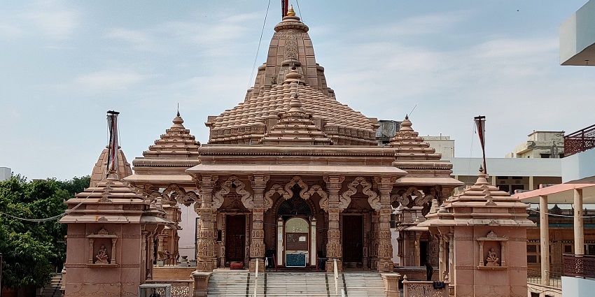 Peaceful Manas Mandir temple complex with greenery and pathways in Varanasi, India.
