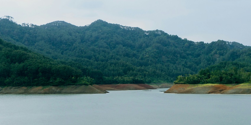 A view of the Udumalai Periyakulam Dam a hotspot located near Thirumoorthy Waterfalls.