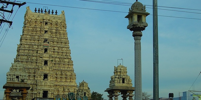 The tall gopuram of Ulagalantha Perumal Temple near Melmalayanur Temple