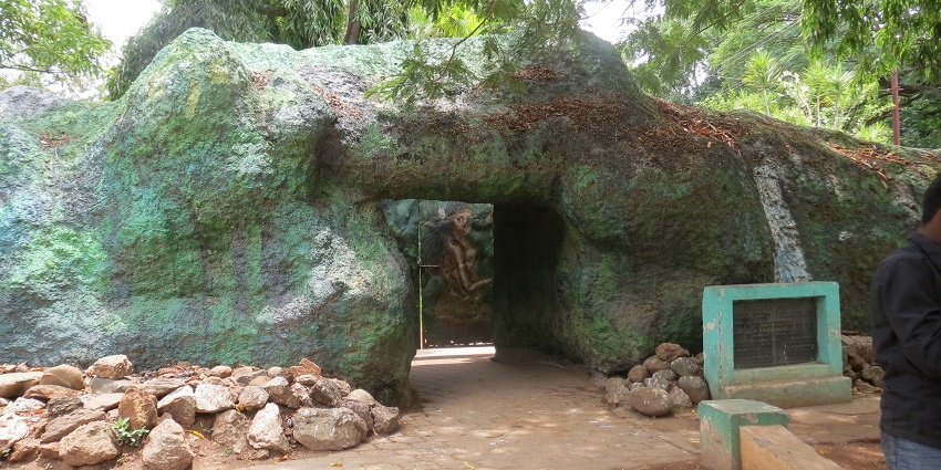 A view of the Stone Age zoo at VOC Park in the city, featuring various animal sculptures.