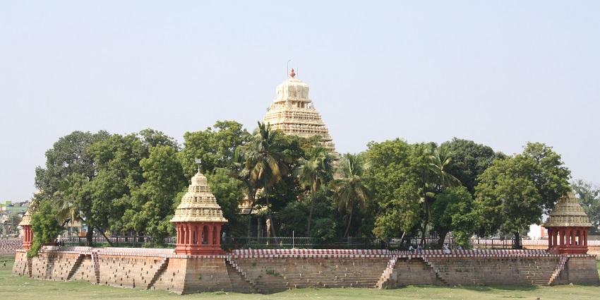 Vandiyur Mariamman Temple with its peaceful waters reflecting the surrounding structures.