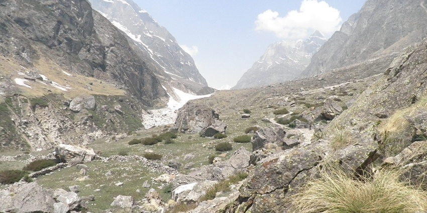 A valley that passes through the Vasundhara Waterfalls surrounded by the beautiful hills