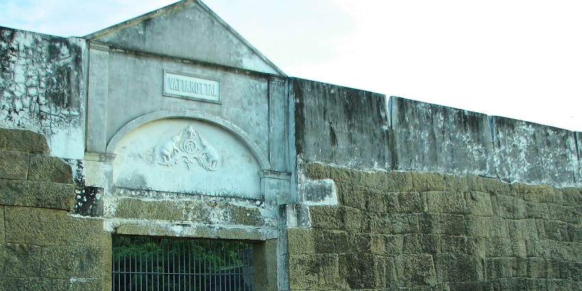 A close-up view of the Vattakottai Fort, a popular destination near Kaalikesam Waterfall.