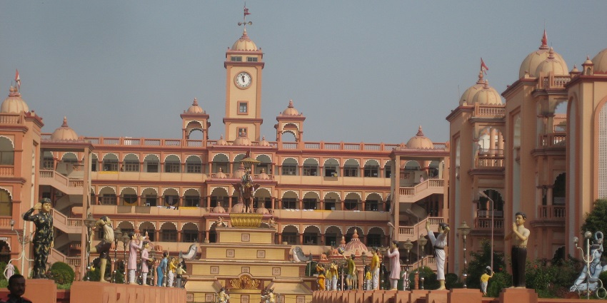 A front view of the palatial Ved Mandir, a sacred attraction nestled in Maharashtra.