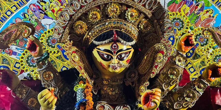 Represents an attractive image of goddess engraved beautifully, reflecting Shiv temple in Trichy.