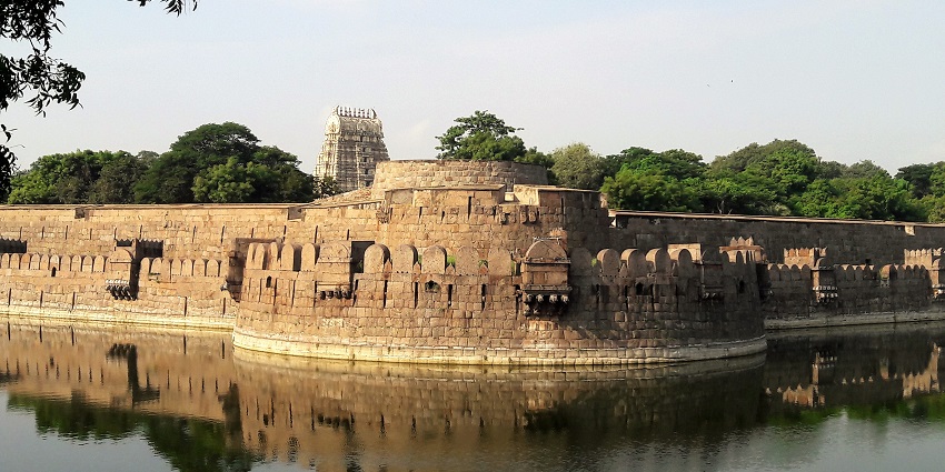 The beautiful river view picture of the stunning Vellore Fort and Jalakandeswarar temple.