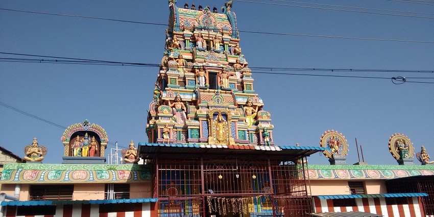 An outside view of the temple that has stunning architecture and is vibrantly coloured