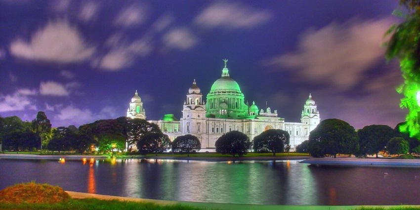 The beautifully lit Victoria Memorial, is a famous place to visit in Kolkata for couples.