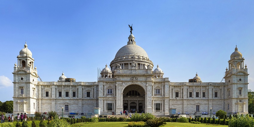 The iconic Victoria Memorial is one of the best places to visit in Kolkata with family.