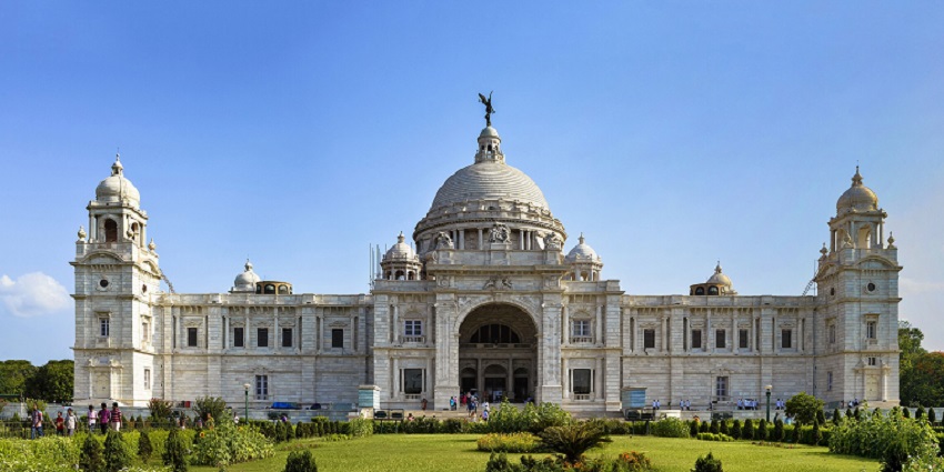 A frontal view of the majestic Victoria Memorial in Kolkata with a massive garden in front